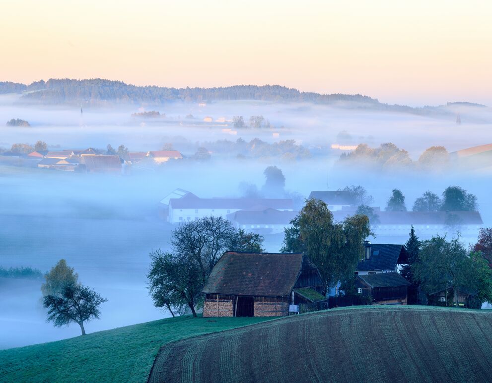 Panoramabild der Innviertler Landschaft im Nebel;