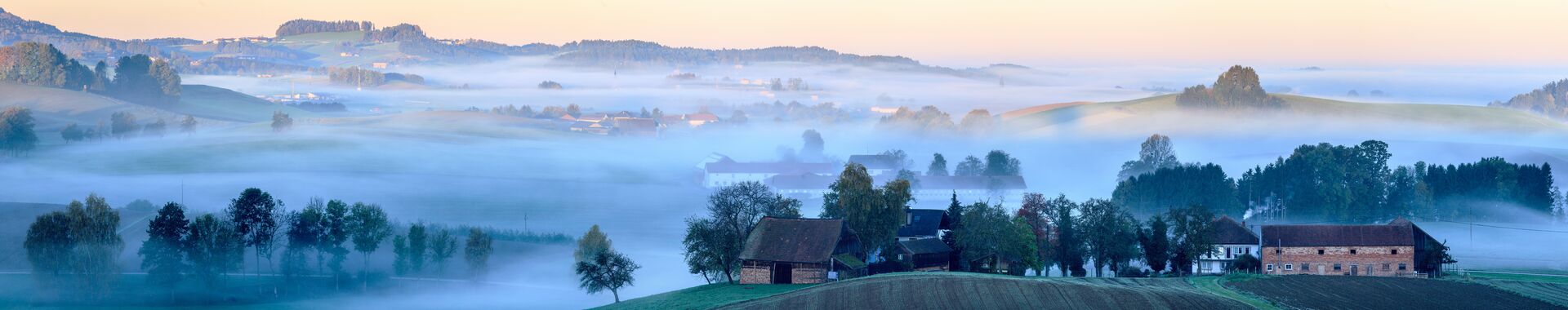 Panoramabild der Innviertler Landschaft im Nebel;